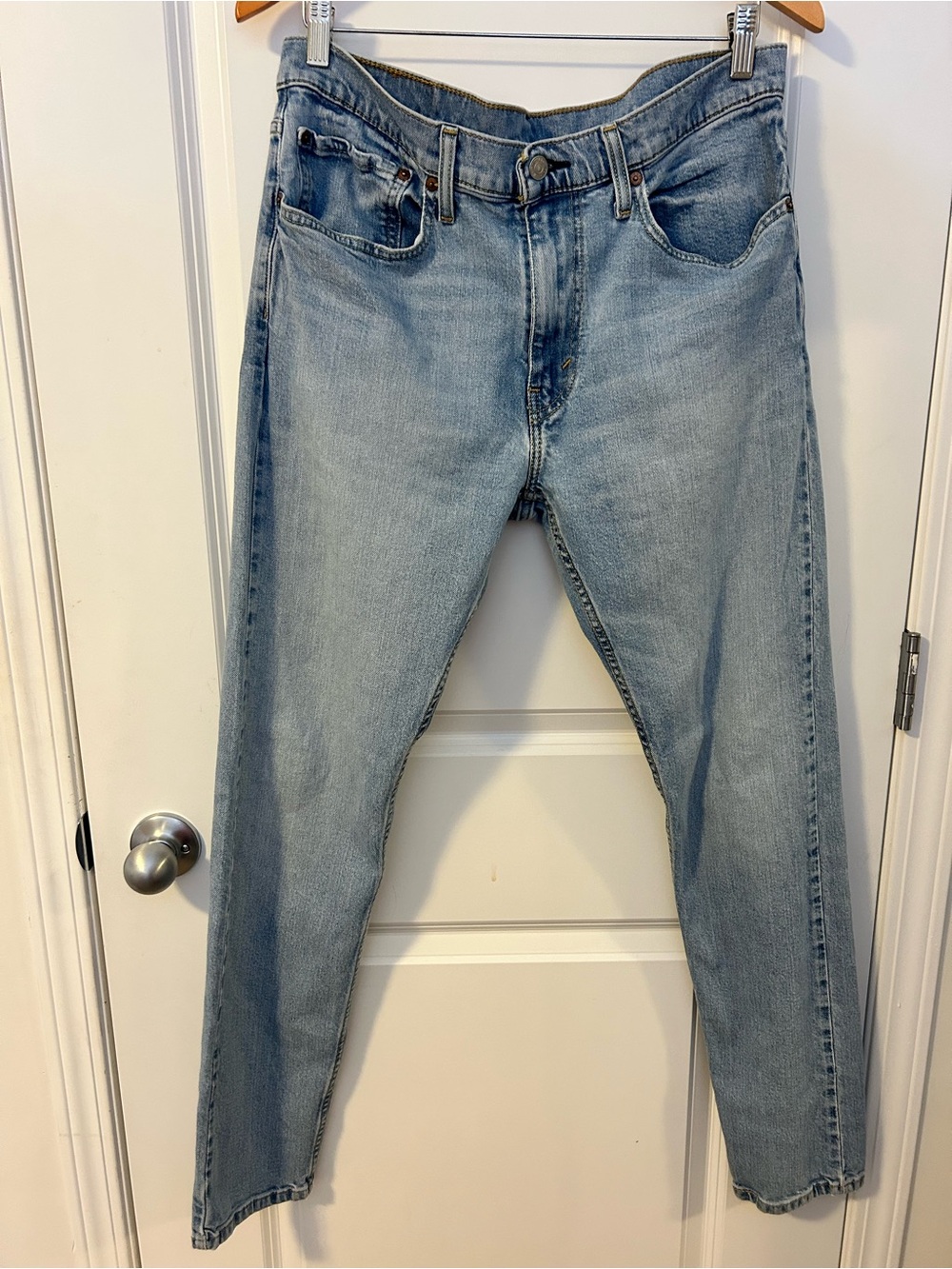 Levi's Women’s Slim Straight Light Wash Blue Jeans, size 34